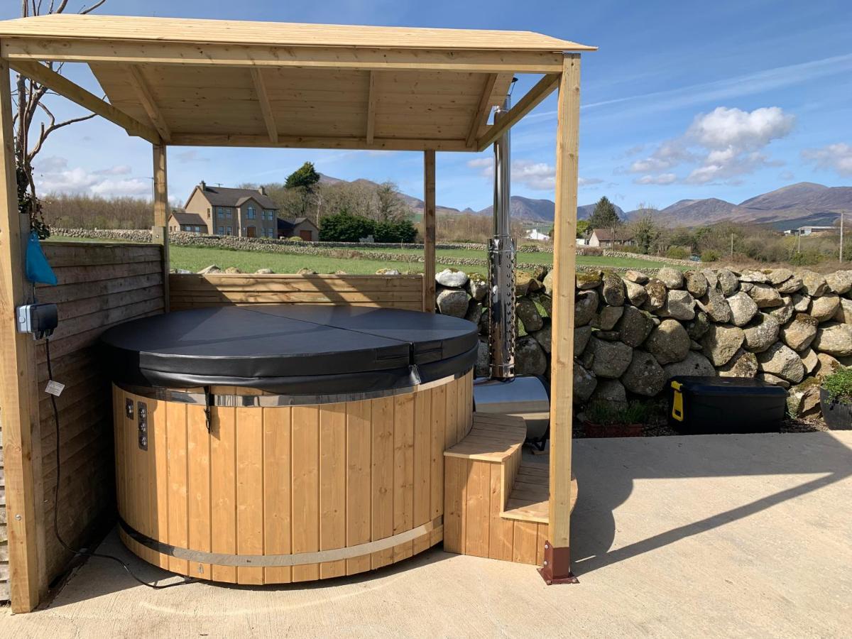Moneydarragh Cottage With Uninterrupted Mountain And Sea Views- Hot Tub Available For Hire أنالونغ المظهر الخارجي الصورة